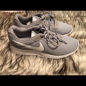 Men’s size 10.5 Nike Tenjun grey & white sneakers